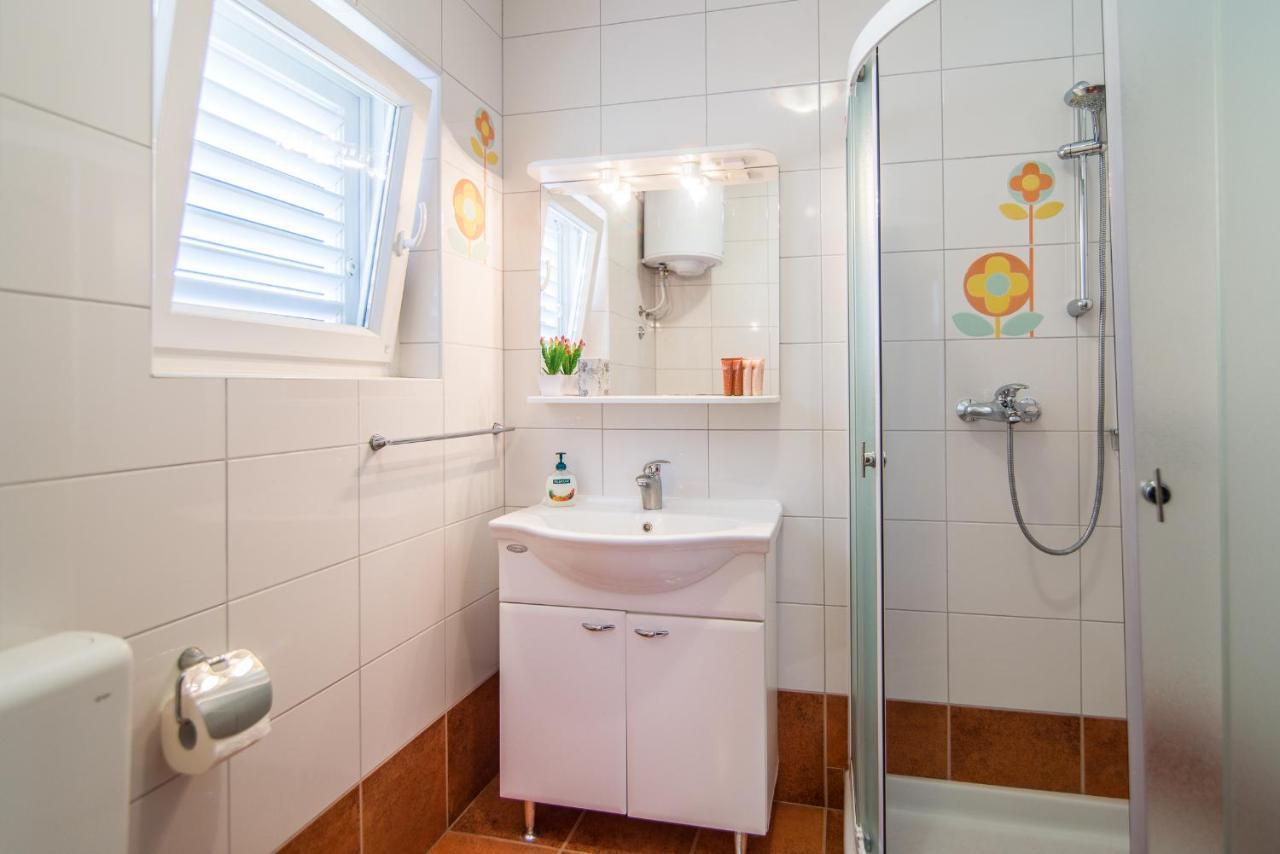 Apartment Vesna โรวีน ภายนอก รูปภาพ